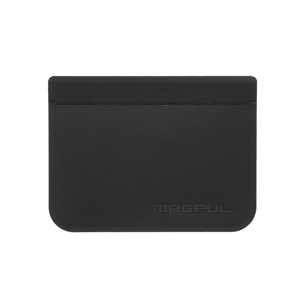 Składany portfel na karty wyprodukowany przez firmę Magpul. Przystosowany został do przenoszenia 7 kart. Posiada zaokrąglone brzegi, przez co dobrze leży w kieszeni i nie odznacza się. Przezroczyste okienko na dokument tożsamości umożliwia szybką kontrolę, w sklepie lub podczas patrolu. Materiał DAKA jest wytrzymały oraz elastyczny, w wewnętrznej kieszeni portfela można przenosić wizytówki, zapasową gotówkę - LifeGun.pl Magpul - Portfel DAKA™ Everyday Folding Wallet - Czarny - MAG1095-001-1