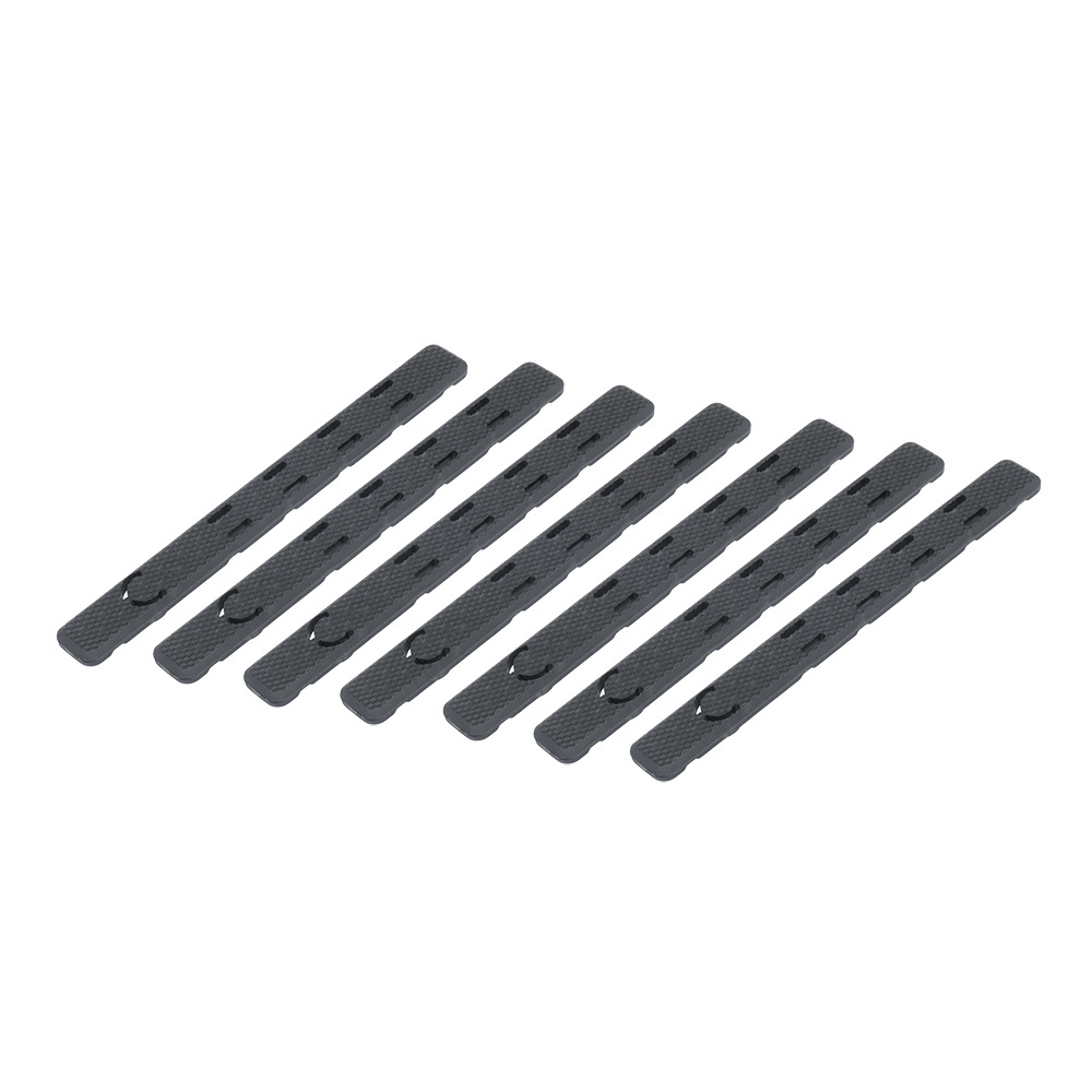 Niskoprofilowe zaślepki ochronne na łoże w standardzie KeyMod. Zostały wykonane z trwałego i odpornego na uderzenia polimeru. Konstrukcja charakteryzuje się zwiększoną odpornością na wysoką temperaturę. Ich zadaniem jest ochrona łóż przed uszkodzeniem, a dłoni użytkownika przed skaleczeniem. Długość pojedynczej zaślepki, to 5,5''. W zestaw wchodzi 7 sztuk, a jeden element waży 9,3 mm. Ich montaż - LifeGun.pl UTG - Osłony łoża KeyMod niskoprofilowe - 5,5'' - 7 szt. - RB-HP25B-1