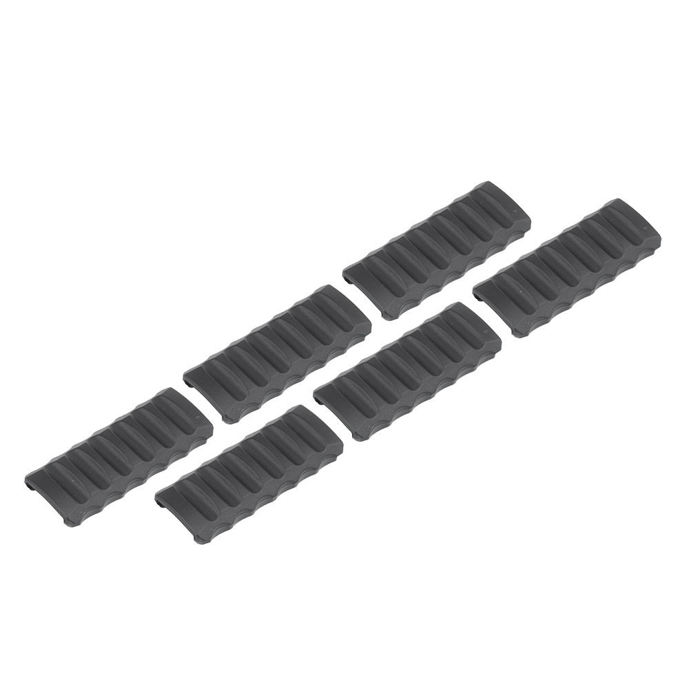 Niskoprofilowe zaślepki ochronne przeznaczone do szyn Picatinny. Wykonane są z trwałego i odpornego na uderzenia polimeru. Konstrukcja charakteryzuje się zwiększoną odpornością na wysoką temperaturę. Długość pojedynczej zaślepki: 2,7''. W zestawie znajduje się 6 sztuk. Zadaniem zaślepek jest izolacja ciepła od strony lufy. Karbowana powierzchnia sprawia, że chwyt jest pewny i bezpieczny. Waga jednego elementu, to - LifeGun.pl UTG - Osłony szyn Picatinny niskoprofilowe - 2,7'' - 6 szt. - RB-HP27B-1