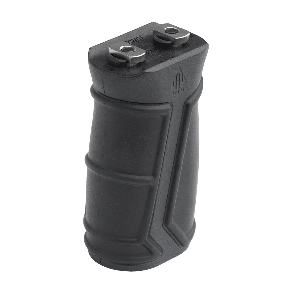 Krótki chwyt przedni Compact, przeznaczony do systemu montażowego M-LOK. Prosty, opierający się na dwóch śrubach montaż, dzięki któremu chwyt pasuje do większości łóż o przekroju ośmiokątnym. Chwyt wykonano z polimeru i gumy, z metalowym wzmocnieniem od góry. Pewny chwyt zapewniają nakładki posiadające różne teksturowania. Umożliwia montaż w dwóch kierunkach. Jest lekki i wytrzymały, sprawdzi się - LifeGun.pl UTG - Chwyt przedni Compact M-LOK - Czarny - RB-FGM01-1