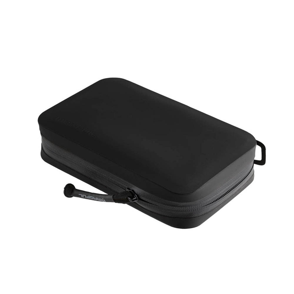 Organizer na różne akcesoria, wykonany z wytrzymałej, nieprzemakalnej tkaniny DAKA, łączonej zgrzewaniem, szczelniejszym niż podklejane szwy. Zapinany na wodoodporne zamki błyskawiczne YKK z dużym, wygodnym uchwytem. W środku posiada elastyczne pętle, przegródki i kieszonkę siatkową. Służy do bezpiecznego transportu luźnych drobnych przedmiotów, zwłaszcza tych, którym nie służy wilgoć. Cechy: Zgrzewana, polimerowa konstrukcja z materiału DAKA® - LifeGun.pl Magpul - Etui DAKA Utility Organizer - Czarny - MAG1240-001-1