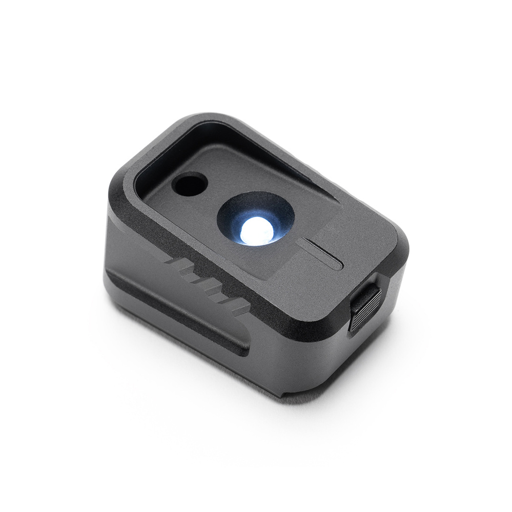 Wymienna stopka EMP LED dla magazynków do Glocka w kalibrze .40/9 mm dla 3, 4 i 5 generacji od Strike Industries. Została wykonana z aluminium 6061-T6 z rozmaitymi nacięciami, które ułatwią ogólną obsługę magazynka. Cechą wyróżniającą stopkę jest latarka LED na spodzie zasilana pojedynczą baterią CR2032. Posiada ona wypukłą soczewkę charakteryzującą się skupioną centralną wiązką. - LifeGun.pl Strike Industries - Stopka do magazynka EMP LED dla Glocka z latarką - Czarna - SI-EMP-LED-BK-1