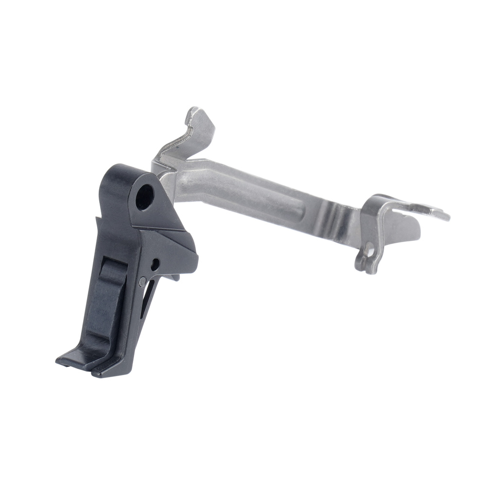 Spust drop-in do pistoletów Glock w kalibrze 9 mm Gen3 od firmy CMC Triggers. Umożliwia zmodyfikowanie zespołu języka spustowego zgodnie z potrzebą użytkownika. Język spustowy posiada fabrycznie ustaloną siłę oporu spustu w zadanej wartości, która nie podlega modyfikacji. Po wymianie elementu warto zadbać o odpowiednie wyczyszczenie pozostałych części oraz użycie smarów do konserwacji broni. Spust - LifeGun.pl CMC Triggers - Spust drop-in do Glock G17/G19/G26/G34 9 mm Gen3 - Płaski język - Czarny - 71501NH-1