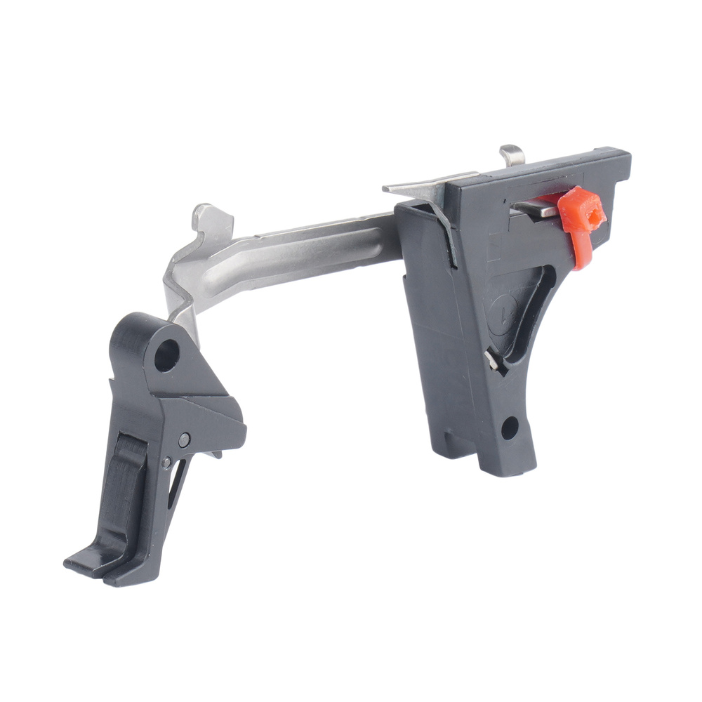 Spust drop-in do pistoletów Glock w kalibrze 9 mm Gen3 od firmy CMC Triggers. Umożliwia zmodyfikowanie zespołu języka spustowego zgodnie z potrzebą użytkownika. Język spustowy posiada fabrycznie ustaloną siłę oporu spustu w zadanej wartości, która nie podlega modyfikacji. Po wymianie elementu warto zadbać o odpowiednie wyczyszczenie pozostałych części oraz użycie smarów do konserwacji broni. Spust - LifeGun.pl CMC Triggers - Spust drop-in do Glock G17/G19/G26/G34 9 mm Gen3 Housing - Płaski język - Czarny - 71501-1