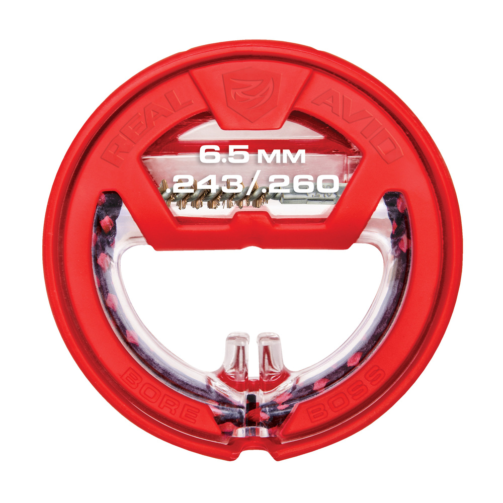 Sznur do czyszczenia przewodu lufy Bore Boss® od firmy Real Avid. Pozwala na utrzymanie w czystości podstawowego elementu broni palnej. Kluczową cechą wyciora jest jego opakowanie, będące pojemnikiem do przenoszenia. W pojemniku znajduje się złącze do wpięcia linki wyciora. Silikonowy kołnierz oddziela sznur od zewnątrz, co przyda się podczas przenoszenia w torbie na strzelnicę. Linka - LifeGun.pl Real Avid - Wycior sznurowy do czyszczenia przewodu lufy Bore Boss - .243/.260/6,5 mm - AVBB243-1