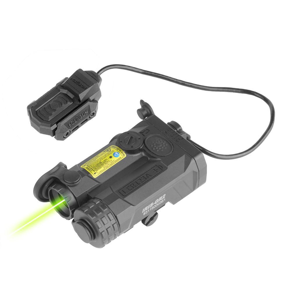 Laserowy wskaźnik celu Iris w formie zwartego modułu od firmy Holosun. Montowany jest na szynie Picatinny za pomocą szczęk zaciskanych na śrubę. Moduł Iris posiada cztery tryby oświetlenia z dwoma stopniami natężenia. Podstawowo użytkownik ma do dyspozycji czerwony laser lub laser IR, każdy o dwóch stopniach mocy. Urządzenie wykorzystuje baterie CR123A do zasilania, której niski - LifeGun.pl Holosun - Laserowy wskaźnik celu Iris - Aluminium - Zielony/IR laser - Czarny - IRIS-GR2-1