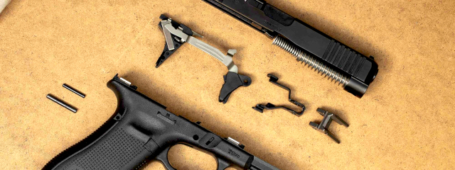 Glock Performance Trigger to customowy mechanizm spustowy zaprojektowany z myślą o poprawie komfortu strzelania z pistoletów Glock. - LifeGun.pl Performance Trigger disclaimer autor Glock GMBH