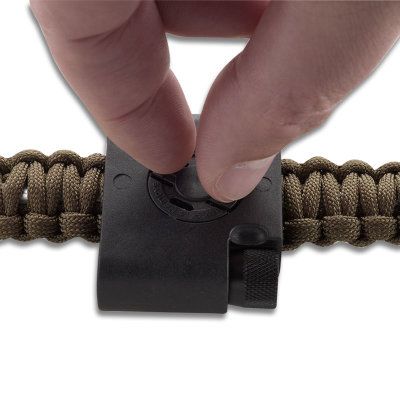 Kompas i krzesiwo CRKT 9701 Kompas z krzesiwem od CRKT to drobiazg, który może uratować życie i odnaleźć się w terenie. Kompas przeznaczony przede wszystkim do użytku z bransoletką survivalową CRKT, ale jego rozmiar pozwala na przenoszenie go w kieszeni spodni czy w plecaku. - LifeGun.pl Kompas i krzesiwo CRKT 9701-6