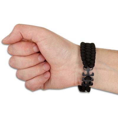 Bransoletka CRKT Paracord 9400k black Regulowana bransoletka z Paracordu w kolorze czarnym. Dostępna w uniwersalnym rozmiarze. Można ją dostosować do rozmiaru nadgarstka. Bransoletka o długości 22,8 cm ma długość całkowitą 2,9 metra po rozwinięciu. Bransoletka jest kompatybilna z innymi akcesoriami jak na przykład z otwieraczem do butelek czy z kompasem. - LifeGun.pl Bransoletka CRKT Paracord 9400K Black-3