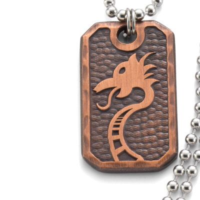 Wisiorek CRKT 1501 Valhalla Pendant Wisiorek z zawieszką nawiązującą do mitologii nordyckiej. Po jednej stronie znajdują się nordyckie runy, natomiast po drugiej motyw smoka. Znakomity pomysł na prezent i niecodzienną ozdobę. Przedstawione runy to Uruz, Tiwaz oraz Algiz. Dotyczą one kolejno: siły, etyki postępowania, natomiast ostatnia z run zalicza się do ochronnych. Długość - LifeGun.pl Wisiorek CRKT 1501 Valhalla Pendant-3