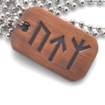 Wisiorek CRKT 1501 Valhalla Pendant Wisiorek z zawieszką nawiązującą do mitologii nordyckiej. Po jednej stronie znajdują się nordyckie runy, natomiast po drugiej motyw smoka. Znakomity pomysł na prezent i niecodzienną ozdobę. Przedstawione runy to Uruz, Tiwaz oraz Algiz. Dotyczą one kolejno: siły, etyki postępowania, natomiast ostatnia z run zalicza się do ochronnych. Długość - LifeGun.pl Wisiorek CRKT 1501 Valhalla Pendant-4