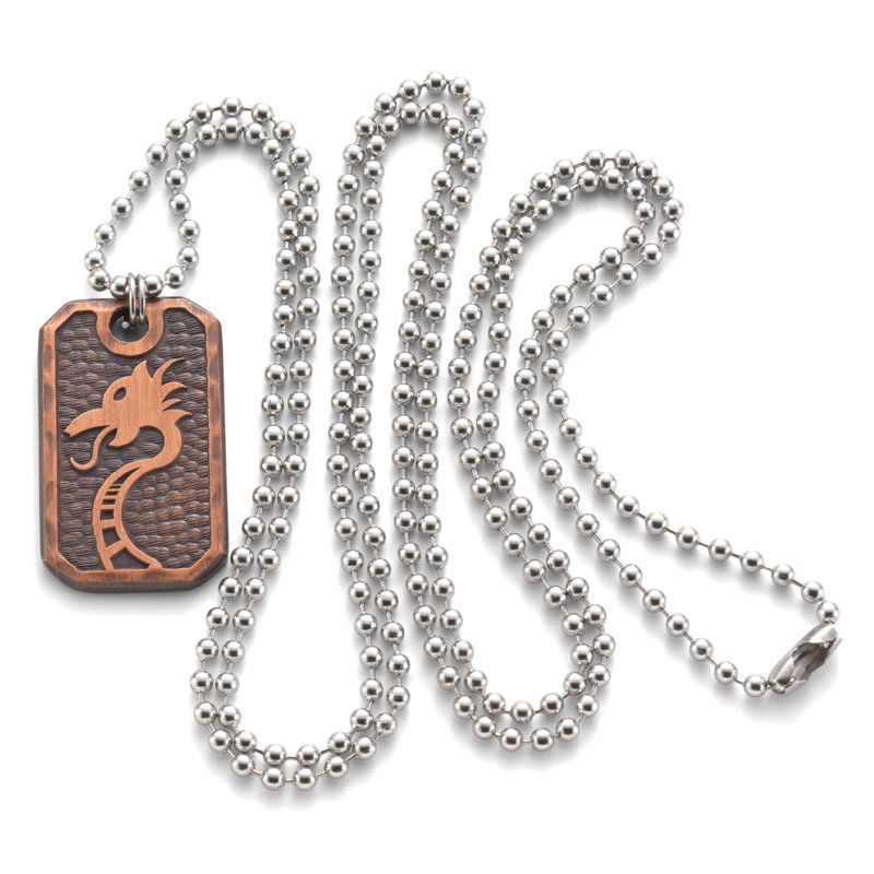 Wisiorek CRKT 1501 Valhalla Pendant Wisiorek z zawieszką nawiązującą do mitologii nordyckiej. Po jednej stronie znajdują się nordyckie runy, natomiast po drugiej motyw smoka. Znakomity pomysł na prezent i niecodzienną ozdobę. Przedstawione runy to Uruz, Tiwaz oraz Algiz. Dotyczą one kolejno: siły, etyki postępowania, natomiast ostatnia z run zalicza się do ochronnych. Długość - LifeGun.pl Wisiorek CRKT 1501 Valhalla Pendant-5