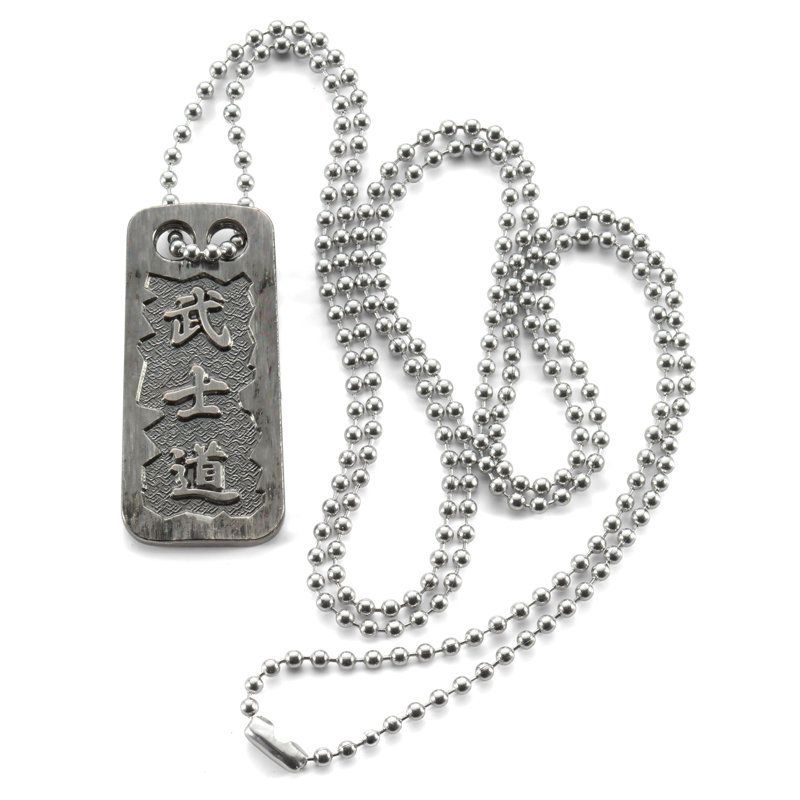 Wisiorek CRKT 1502 Bushido Pendant Projekt wisiorka Bushido inspirowany jest historią i wartościami legendarnych samurajów.Został zaprojektowany przez Ryana Johnsona z RMJ Tactical. Johnson znany jest projektowania stylowej biżuterii, która przyciąga wzrok. Prezentowany wisiorek jest doskonałym przykładem sztuki kształtowania metalu. Projekt Bushido inspirowany jest wartościami, które były dla samurajów ważniejsze niż ich życie. Są to: - LifeGun.pl Wisiorek CRKT 1502 Bushido Pendant-1