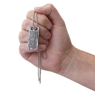 Wisiorek CRKT 1502 Bushido Pendant Projekt wisiorka Bushido inspirowany jest historią i wartościami legendarnych samurajów.Został zaprojektowany przez Ryana Johnsona z RMJ Tactical. Johnson znany jest projektowania stylowej biżuterii, która przyciąga wzrok. Prezentowany wisiorek jest doskonałym przykładem sztuki kształtowania metalu. Projekt Bushido inspirowany jest wartościami, które były dla samurajów ważniejsze niż ich życie. Są to: - LifeGun.pl Wisiorek CRKT 1502 Bushido Pendant-5