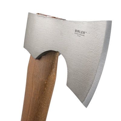 Waga (g): 292 | Stal: 1055 Carbon | Wykończenie ostrza: Satynowe | Długość ostrza (cm): 13.1 | Twardość materiału ostrza::: 50-55 HRC | Długość całkowita (cm): 40.5 | Grubość ostrza (cm): 2.8 | Rękojeść: Drewno orzecha - LifeGun.pl Siekiera CRKT Birler 2745-7