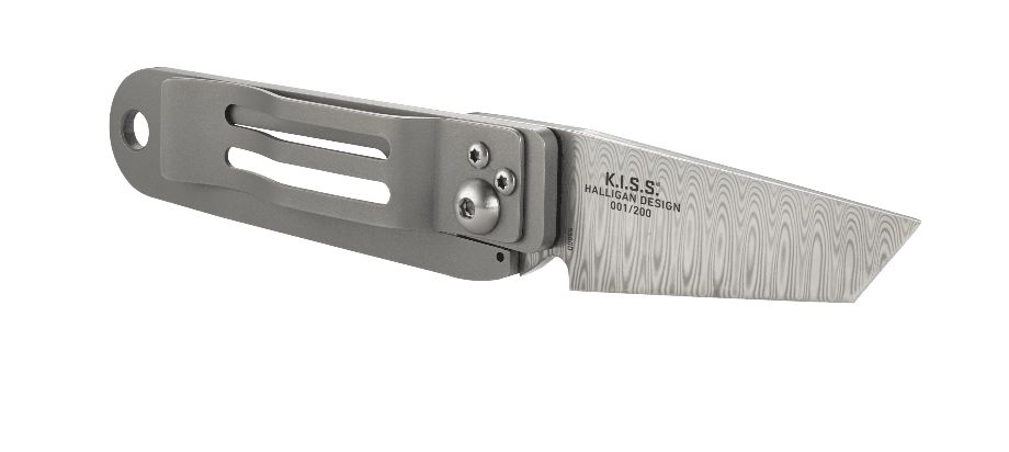 Asystent otwierania: Nie | Ostrze ząbkowane: Nie | Futerał: Nie | Opakowanie: Pudełko kartonowe | Projektant: Ed Halligan | Wykończenie ostrza: Trawienie Kwasem | Długość ostrza (cm): 5.8 | Długość całkowita (cm): 14.7 | Blokada ostrza: Frame Lock | Rękojeść: Tytan - LifeGun.pl Nóż Składany CRKT K.I.S.S Commemorative 5500D - Edycja Limitowana-10