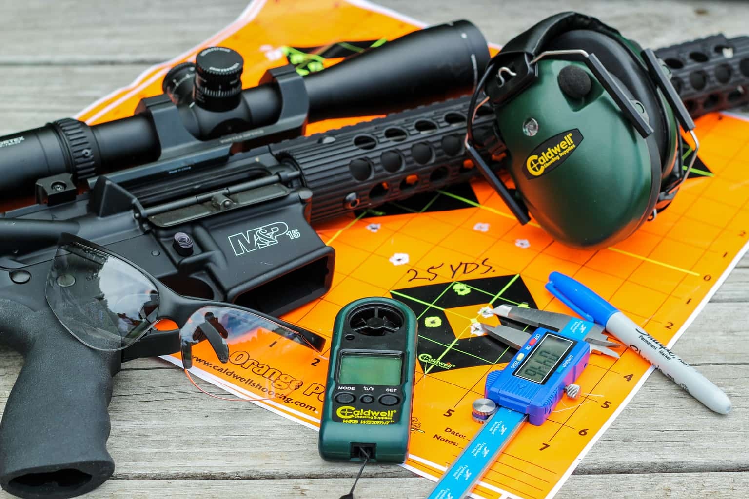 Okulary z serii Caldwell® Pro 320040 mają stylowy wygląd i są doskonałym wyborem dla wszystkich strzelców. Są wyposażone w regulowane noski i części skroniowe, zapewniające komfort podczas długotrwałego użytkowania. Odporne na zarysowania szkła spełniają normy ANSI Z87.1 i zapewniają 99,9% ochrony przed promieniowaniem UV. Cechy: Regulowane noski i części skroniowe Blokuje 99,9% szkodliwych promieni UV - LifeGun.pl Okulary strzeleckie Caldwell 320040-2