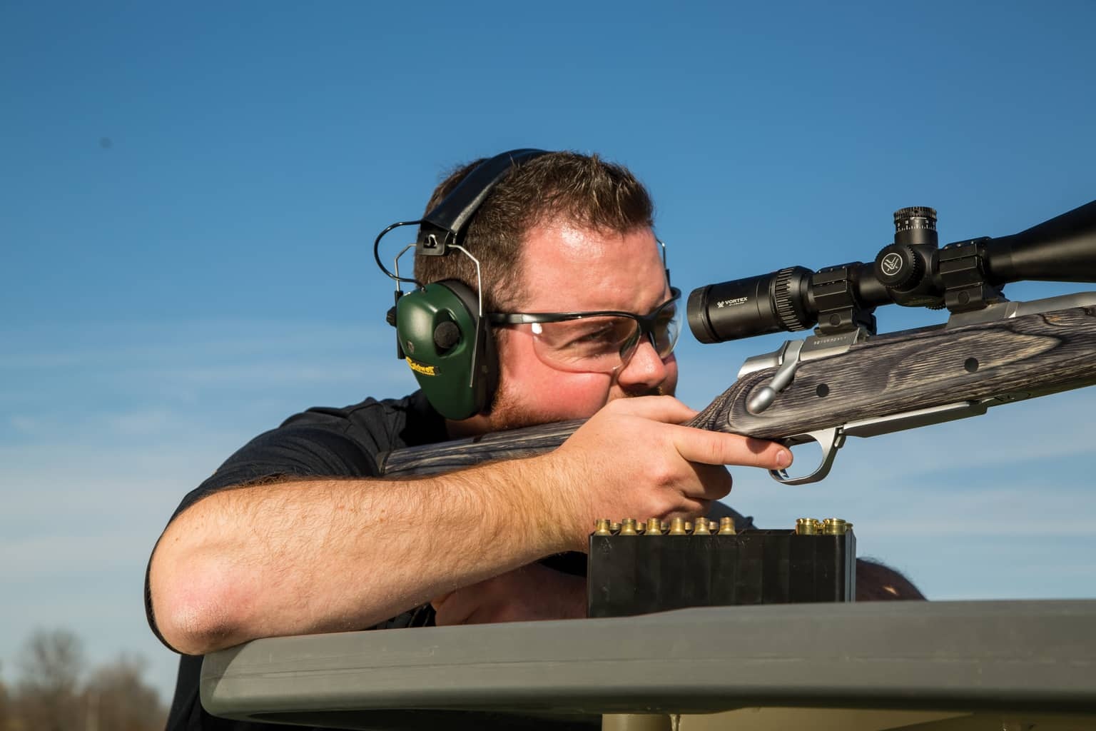 Okulary z serii Caldwell® Pro 320040 mają stylowy wygląd i są doskonałym wyborem dla wszystkich strzelców. Są wyposażone w regulowane noski i części skroniowe, zapewniające komfort podczas długotrwałego użytkowania. Odporne na zarysowania szkła spełniają normy ANSI Z87.1 i zapewniają 99,9% ochrony przed promieniowaniem UV. Cechy: Regulowane noski i części skroniowe Blokuje 99,9% szkodliwych promieni UV - LifeGun.pl Okulary strzeleckie Caldwell 320040-3