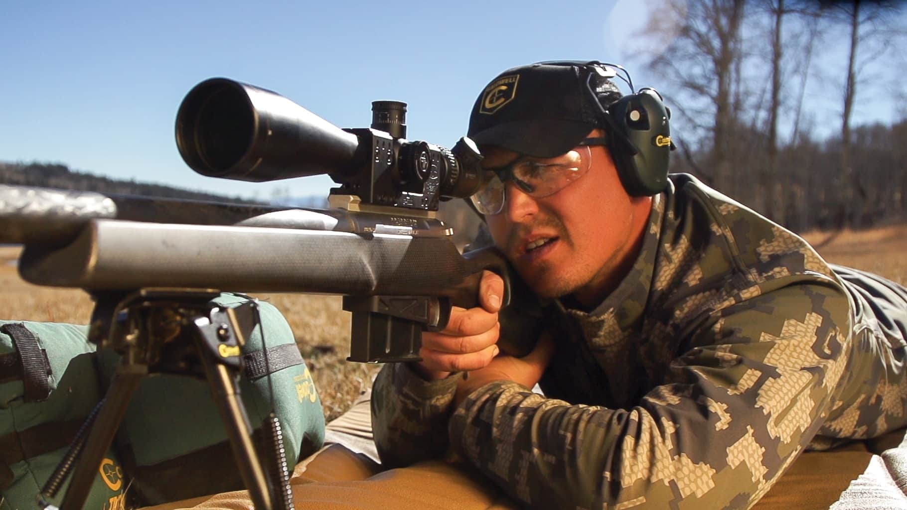 Okulary z serii Caldwell® Pro 320040 mają stylowy wygląd i są doskonałym wyborem dla wszystkich strzelców. Są wyposażone w regulowane noski i części skroniowe, zapewniające komfort podczas długotrwałego użytkowania. Odporne na zarysowania szkła spełniają normy ANSI Z87.1 i zapewniają 99,9% ochrony przed promieniowaniem UV. Cechy: Regulowane noski i części skroniowe Blokuje 99,9% szkodliwych promieni UV - LifeGun.pl Okulary strzeleckie Caldwell 320040-4