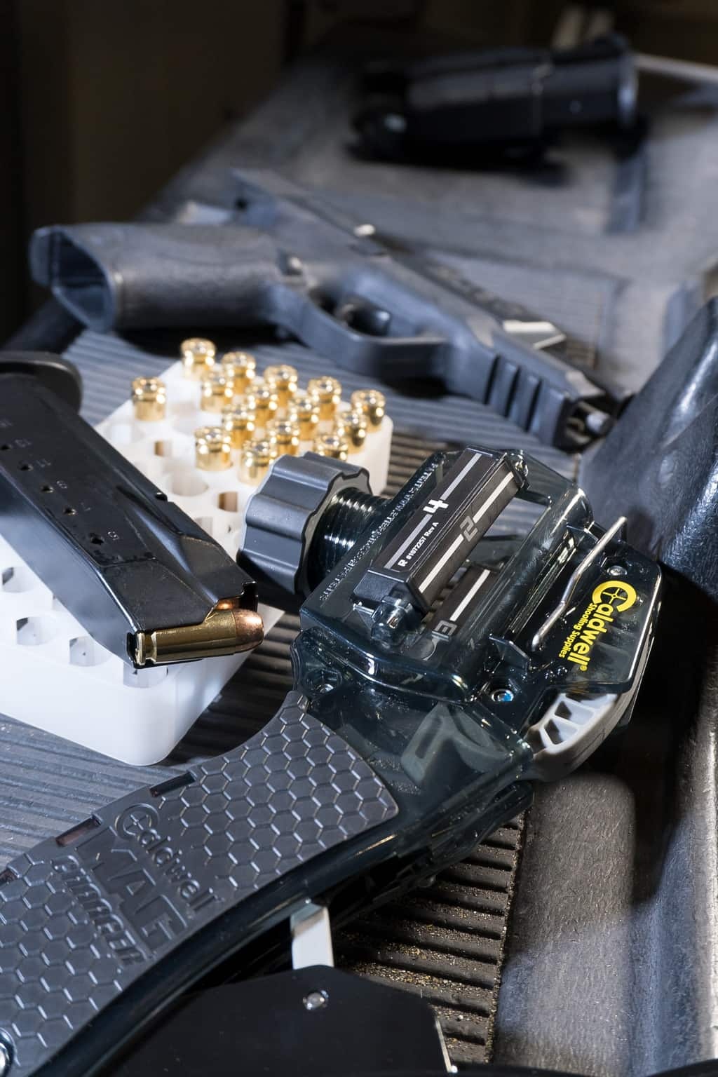 Szybkoładowacz do magazynków Caldwell 110002. Cechy: Uniwersalny design Działa z magazynkami jednorzędowymi i dwurzędowymi Kompatybilny z amunicją 9mm, 10mm, .357, .40, 45acp i większością .380 ACP Prosty w użyciu - wystarczy włożyć nabój i nacisnąć dźwignię Niezwykle trwała konstrukcja z poliwęglanu - LifeGun.pl Szybkoładowacz do magazynków Caldwell 110002-6