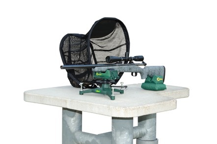 Chwytacz łusek Caldwell 122560 sprawi, że sprzątanie łusek po zakończonym strzelaniu zajmie ułamek sekundy. Duża, siatkowa konstrukcja łatwo się rozkłada i składa. Chwytacz łusek został tak skonstruowany aby idealnie zbierać łuski, niezależnie czy strzelasz z broni krótkiej czy długiej. W zestawie torba transportowa. Cechy: Siatka odporna na wysoką temperaturę U dołu siatki wbudowany zamek błyskawiczny do szybkiego opróżniania - LifeGun.pl Chwytacz łusek uniwersalny Caldwell 122560-2