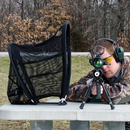 Chwytacz łusek Caldwell 122560 sprawi, że sprzątanie łusek po zakończonym strzelaniu zajmie ułamek sekundy. Duża, siatkowa konstrukcja łatwo się rozkłada i składa. Chwytacz łusek został tak skonstruowany aby idealnie zbierać łuski, niezależnie czy strzelasz z broni krótkiej czy długiej. W zestawie torba transportowa. Cechy: Siatka odporna na wysoką temperaturę U dołu siatki wbudowany zamek błyskawiczny do szybkiego opróżniania - LifeGun.pl Chwytacz łusek uniwersalny Caldwell 122560-4