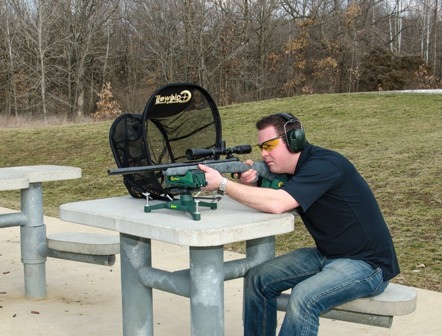 Chwytacz łusek Caldwell 122560 sprawi, że sprzątanie łusek po zakończonym strzelaniu zajmie ułamek sekundy. Duża, siatkowa konstrukcja łatwo się rozkłada i składa. Chwytacz łusek został tak skonstruowany aby idealnie zbierać łuski, niezależnie czy strzelasz z broni krótkiej czy długiej. W zestawie torba transportowa. Cechy: Siatka odporna na wysoką temperaturę U dołu siatki wbudowany zamek błyskawiczny do szybkiego opróżniania - LifeGun.pl Chwytacz łusek uniwersalny Caldwell 122560-5