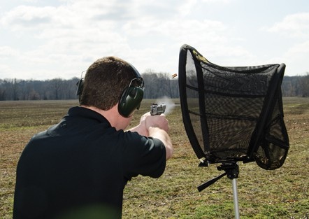 Chwytacz łusek Caldwell 122560 sprawi, że sprzątanie łusek po zakończonym strzelaniu zajmie ułamek sekundy. Duża, siatkowa konstrukcja łatwo się rozkłada i składa. Chwytacz łusek został tak skonstruowany aby idealnie zbierać łuski, niezależnie czy strzelasz z broni krótkiej czy długiej. W zestawie torba transportowa. Cechy: Siatka odporna na wysoką temperaturę U dołu siatki wbudowany zamek błyskawiczny do szybkiego opróżniania - LifeGun.pl Chwytacz łusek uniwersalny Caldwell 122560-6