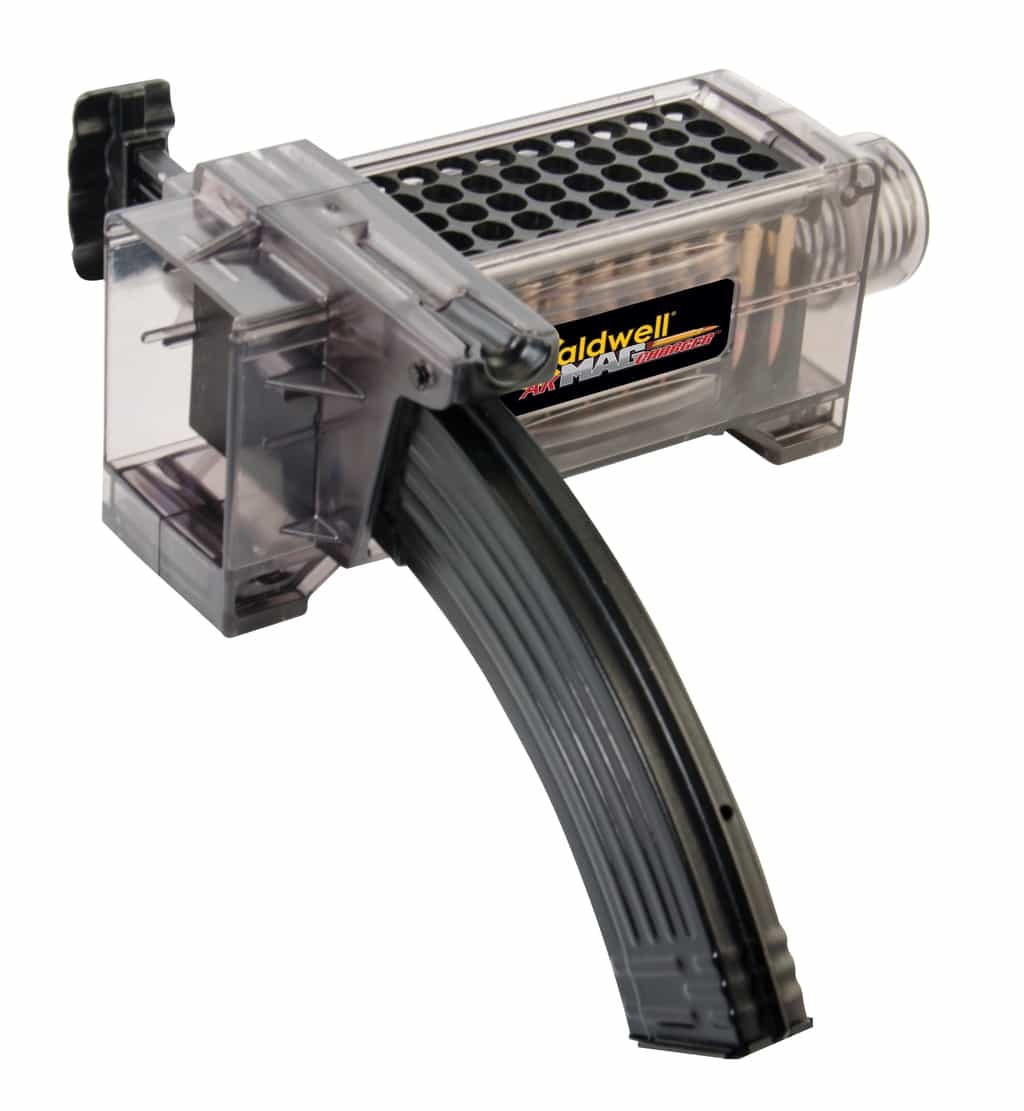 Szybkoładowacz do magazynków AK Caldwell 397599 Szybkoładowacz do magazynków AK Caldwell rewolucjonizuje sposób, w jaki amunicja jest ładowana do magazynków. Cały proces obsługi jest bardzo prosty: do specjalnie wyprofilowanego pudełka z boku szybkoładowacza włóż 50 sztuk amunicji. Dzięki unikatowemu projektowi, możesz zrobić to zbiorczo z fabrycznego opakowania. Amunicja automatycznie układa się we właściwej pozycji. Po - LifeGun.pl Szybkoładowacz do magazynków AK Caldwell 397599-3