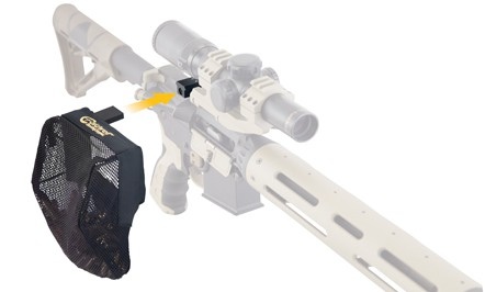 Chwytacz łusek AR-15 Caldwell 530143 to przydatne akcesorium dla każdego strzelca, który nie lubi zbierać łusek po zakończonym strzelaniu. Chwytacz łusek montuje się na szynie Picatinny każdego karabinu opartego na platformie AR za pomocą szybko odłączanego zacisku. Chwytacz łusek AR-15 Caldwell 530143 został tak zaprojektowany, aby umożliwić dowolną konfigurację osprzętu taktycznego na broni. Pojemna siatka - LifeGun.pl Chwytacz łusek AR-15 Caldwell 530143-1