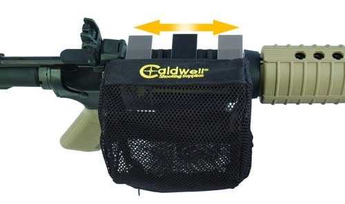Chwytacz łusek AR-15 Caldwell 530143 to przydatne akcesorium dla każdego strzelca, który nie lubi zbierać łusek po zakończonym strzelaniu. Chwytacz łusek montuje się na szynie Picatinny każdego karabinu opartego na platformie AR za pomocą szybko odłączanego zacisku. Chwytacz łusek AR-15 Caldwell 530143 został tak zaprojektowany, aby umożliwić dowolną konfigurację osprzętu taktycznego na broni. Pojemna siatka - LifeGun.pl Chwytacz łusek AR-15 Caldwell 530143-3