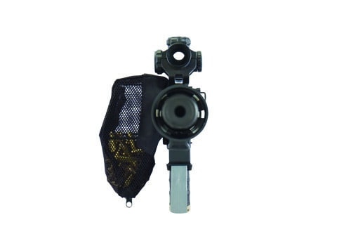 Chwytacz łusek AR-15 Caldwell 530143 to przydatne akcesorium dla każdego strzelca, który nie lubi zbierać łusek po zakończonym strzelaniu. Chwytacz łusek montuje się na szynie Picatinny każdego karabinu opartego na platformie AR za pomocą szybko odłączanego zacisku. Chwytacz łusek AR-15 Caldwell 530143 został tak zaprojektowany, aby umożliwić dowolną konfigurację osprzętu taktycznego na broni. Pojemna siatka - LifeGun.pl Chwytacz łusek AR-15 Caldwell 530143-5