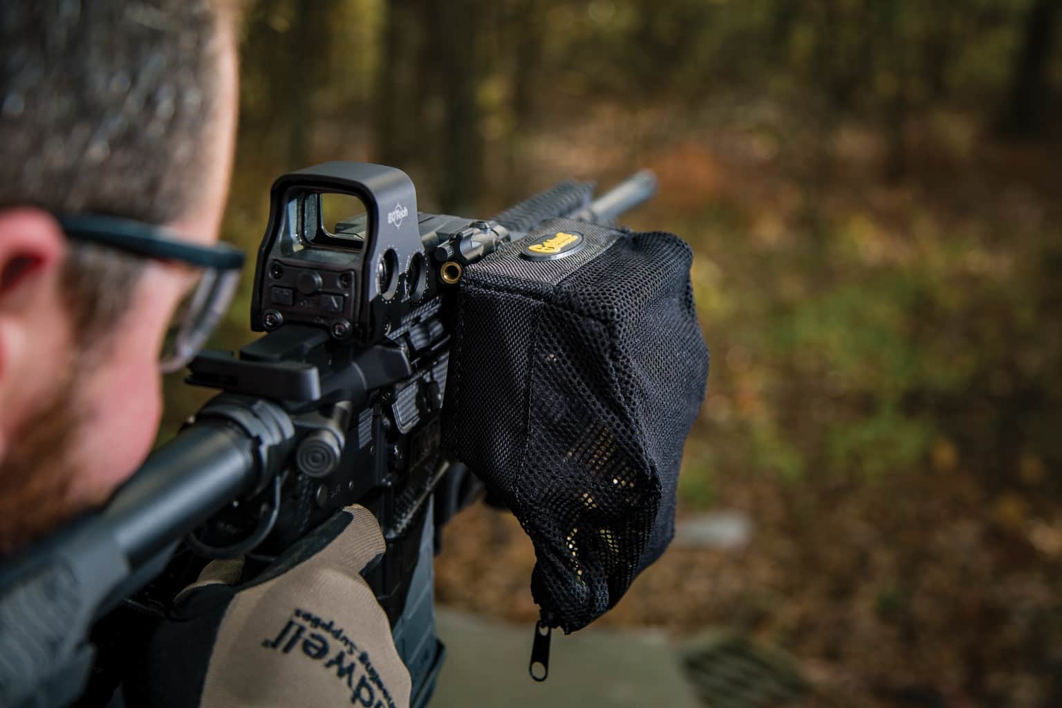 Chwytacz łusek AR-15 Caldwell 530143 to przydatne akcesorium dla każdego strzelca, który nie lubi zbierać łusek po zakończonym strzelaniu. Chwytacz łusek montuje się na szynie Picatinny każdego karabinu opartego na platformie AR za pomocą szybko odłączanego zacisku. Chwytacz łusek AR-15 Caldwell 530143 został tak zaprojektowany, aby umożliwić dowolną konfigurację osprzętu taktycznego na broni. Pojemna siatka - LifeGun.pl Chwytacz łusek AR-15 Caldwell 530143-6