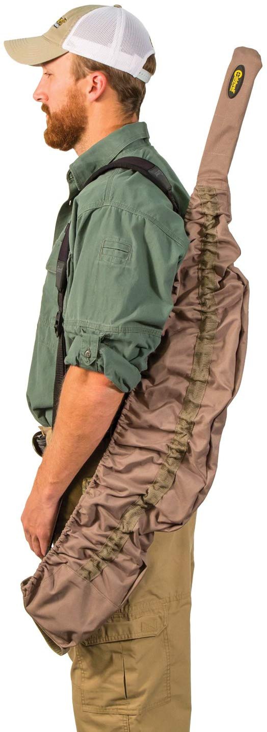 Pokrowiec na broń Caldwell 110039 wykonano z materiału niezwykle odpornego na wszelkie obtarcia i zadrapania. Dodatkowo materiał jest odporny na wilgoć, chroni broń przed deszczem i śniegiem. Cechy: Wytrzymały i odporny na przetarcia materiał Ochrona przed wodą i wilgocią Łatwy w użyciu Pasuje do karabinów i strzelb o długościach od 101 cm do 137 cm - LifeGun.pl Pokrowiec na broń Caldwell 110039-2