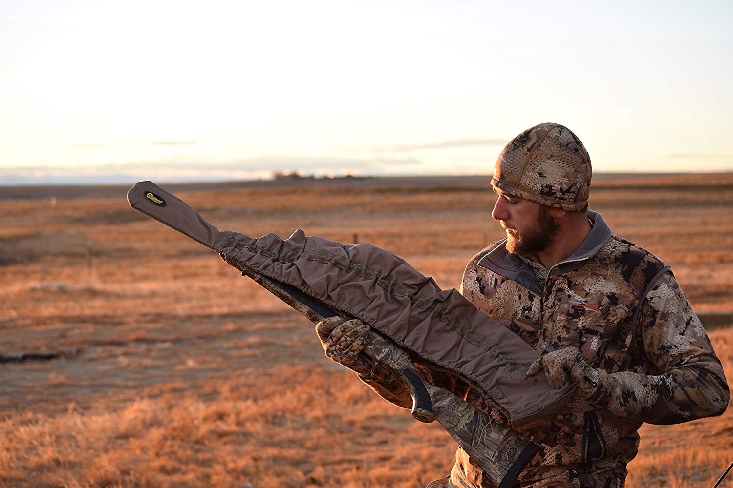 Pokrowiec na broń Caldwell 110039 wykonano z materiału niezwykle odpornego na wszelkie obtarcia i zadrapania. Dodatkowo materiał jest odporny na wilgoć, chroni broń przed deszczem i śniegiem. Cechy: Wytrzymały i odporny na przetarcia materiał Ochrona przed wodą i wilgocią Łatwy w użyciu Pasuje do karabinów i strzelb o długościach od 101 cm do 137 cm - LifeGun.pl Pokrowiec na broń Caldwell 110039-3