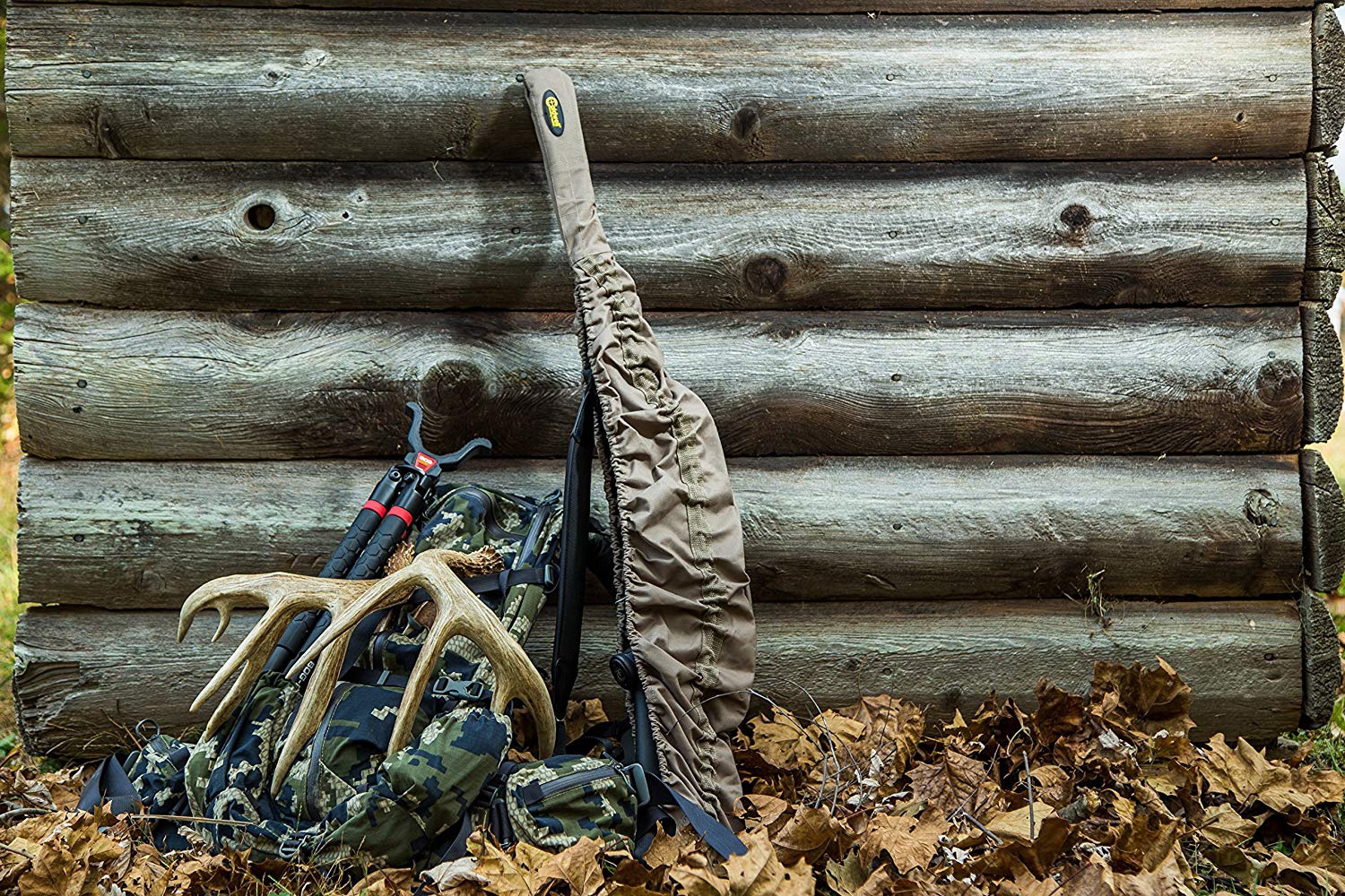 Pokrowiec na broń Caldwell 110039 wykonano z materiału niezwykle odpornego na wszelkie obtarcia i zadrapania. Dodatkowo materiał jest odporny na wilgoć, chroni broń przed deszczem i śniegiem. Cechy: Wytrzymały i odporny na przetarcia materiał Ochrona przed wodą i wilgocią Łatwy w użyciu Pasuje do karabinów i strzelb o długościach od 101 cm do 137 cm - LifeGun.pl Pokrowiec na broń Caldwell 110039-6