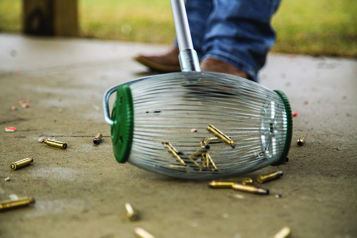 Chwytacz łusek Caldwell 125789 znacząco wpływa na czas i komfort zbierania łusek po strzelaniu. Dzięki regulowanej rączce nie będziesz musiał schylać się po łuski. Doskonale sprawdza się również na trawie lub żwirze. Cechy: Regulowana rączka mierzy od 71 cm do 144 cm Zaprojektowane by znacząco ułatwić zbieranie łusek - LifeGun.pl Chwytacz Łusek Caldwell 125789-2