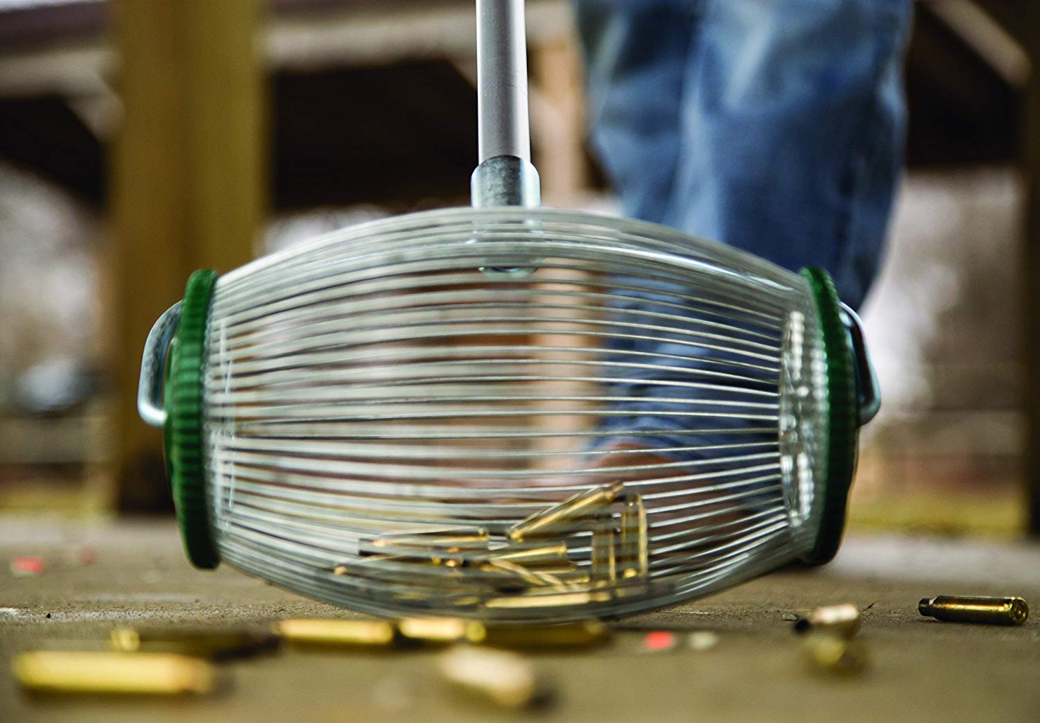 Chwytacz łusek Caldwell 125789 znacząco wpływa na czas i komfort zbierania łusek po strzelaniu. Dzięki regulowanej rączce nie będziesz musiał schylać się po łuski. Doskonale sprawdza się również na trawie lub żwirze. Cechy: Regulowana rączka mierzy od 71 cm do 144 cm Zaprojektowane by znacząco ułatwić zbieranie łusek - LifeGun.pl Chwytacz Łusek Caldwell 125789-3