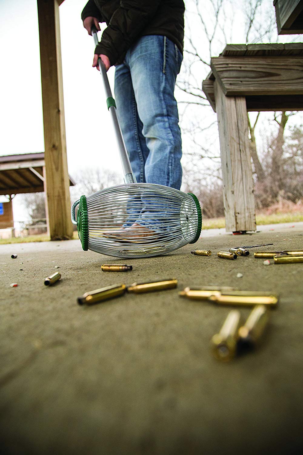 Chwytacz łusek Caldwell 125789 znacząco wpływa na czas i komfort zbierania łusek po strzelaniu. Dzięki regulowanej rączce nie będziesz musiał schylać się po łuski. Doskonale sprawdza się również na trawie lub żwirze. Cechy: Regulowana rączka mierzy od 71 cm do 144 cm Zaprojektowane by znacząco ułatwić zbieranie łusek - LifeGun.pl Chwytacz Łusek Caldwell 125789-4