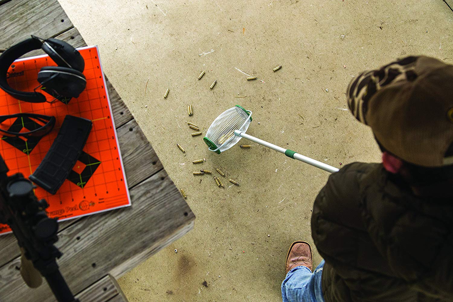 Chwytacz łusek Caldwell 125789 znacząco wpływa na czas i komfort zbierania łusek po strzelaniu. Dzięki regulowanej rączce nie będziesz musiał schylać się po łuski. Doskonale sprawdza się również na trawie lub żwirze. Cechy: Regulowana rączka mierzy od 71 cm do 144 cm Zaprojektowane by znacząco ułatwić zbieranie łusek - LifeGun.pl Chwytacz Łusek Caldwell 125789-5