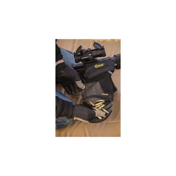 Chwytacz łusek Caldwell 122231 pozwala na wyłapanie zużytych łusek, dzięki czemu zachowasz czystość podczas strzelania. Szybki i łatwy montaż oraz możliwość dostosowania siatki do każdego karabinu czyni z tego modelu idealnego towarzysza na każdej strzelnicy. Cechy: Szybki i łatwy montaż do każdego karabinu typu AR-15 Pojemność: około 30 łusek kal. 223 Druciana rama którą łatwo - LifeGun.pl Chwytacz Łusek AR-15 Caldwell 122231-3