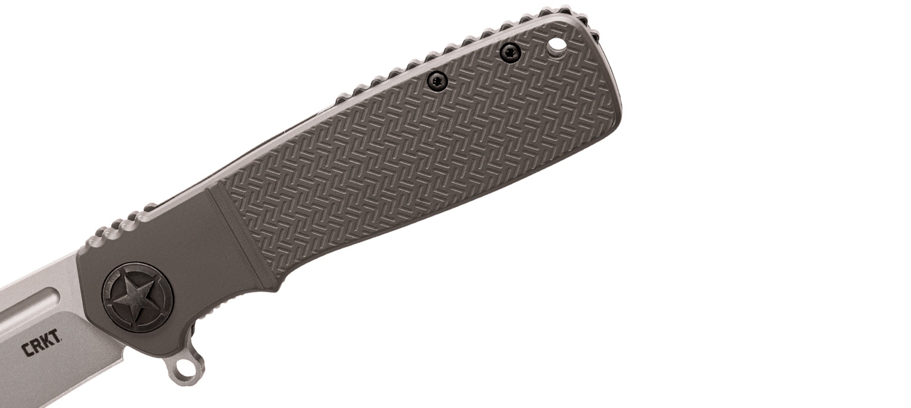 Nóż CRKT K252GXP HOMEFRONT™ OD GREEN Ten wysokiej jakości, składany nóż z robiącym wrażenie wzornictwem z czasów II wojny światowej, zaprojektował sam Ken Onion.Pod jego klasycznym wyglądem kryje się niezwykle płynny system otwierania IKBS™, oparty na łożyskach kulkowych. Cechy: Ostrze ze stali Sandvik 12C27™ z doskonałymi właściwościami tnącymi Flipper wspomagający szybkie otwieranie noża System IKBS™ oparty na - LifeGun.pl Nóż CRKT K252GXP HOMEFRONT™ OD GREEN-5