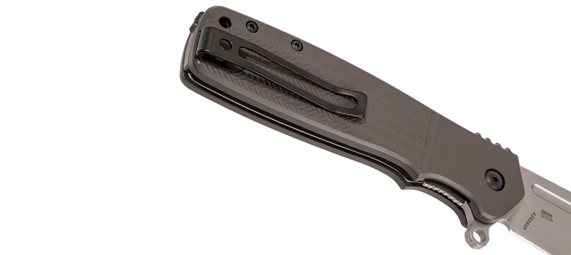 Nóż CRKT K252GXP HOMEFRONT™ OD GREEN Ten wysokiej jakości, składany nóż z robiącym wrażenie wzornictwem z czasów II wojny światowej, zaprojektował sam Ken Onion.Pod jego klasycznym wyglądem kryje się niezwykle płynny system otwierania IKBS™, oparty na łożyskach kulkowych. Cechy: Ostrze ze stali Sandvik 12C27™ z doskonałymi właściwościami tnącymi Flipper wspomagający szybkie otwieranie noża System IKBS™ oparty na - LifeGun.pl Nóż CRKT K252GXP HOMEFRONT™ OD GREEN-6