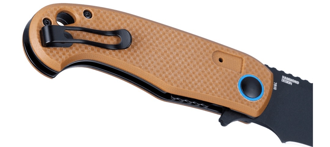 NÓŻ CRKT 7910 P.S.D. II Zaprojektowany przez knifedesignera Jimma Hammonda, poręczny nóż składany (folder) do użytku codziennego (Every Day Carry - EDC), wyposażony jest w ostrze wykonane ze stali AUS-10, którą charakteryzuje trwałość i odporność na ścieranie.Głownia o profilu Drop-Point posiada czarną powłokę EDP, która chroni przed korozją.Za płynne otwarcie klingi odpowiada system łożysk IKBS, a blokada Liner Lock zapobiega zamknięciu ostrza. Specyfikacja: Materiał: stal - LifeGun.pl NÓŻ CRKT 7910 P.S.D. II-3