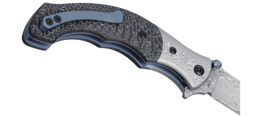 CRKT 7466 Ritual™ Compact to inspirowany perskimi ostrzami, ekskluzywny nóż składany.Mimo niewielkich rozmiarów robi oszałamiające wrażenie, dzięki wykonaniu ze stali damasceńskiej i charakterystycznemu wykończeniu oraz akcentom z anodyzowanego na niebiesko tytanu.Nowoczesności i funkcjonalności dodają mu blokada ostrza Liner Lock, system łożysk IKBS oraz stalowy, sprężysty klips, kolorystycznie nawiązujący do całości.Nóż sprzedawany jest w komplecie z eleganckim - LifeGun.pl NÓŻ CRKT 7466 RITUAL COMPACT CARBON-4