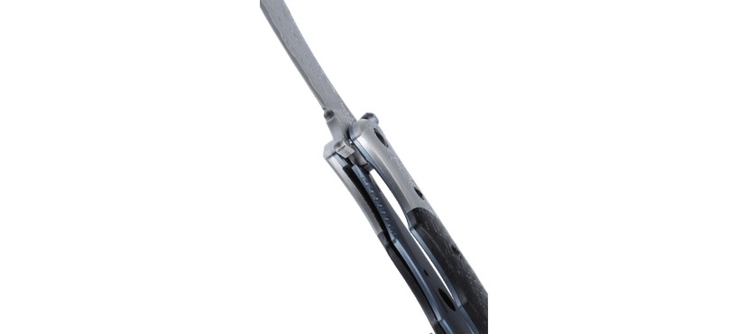 CRKT 7466 Ritual™ Compact to inspirowany perskimi ostrzami, ekskluzywny nóż składany.Mimo niewielkich rozmiarów robi oszałamiające wrażenie, dzięki wykonaniu ze stali damasceńskiej i charakterystycznemu wykończeniu oraz akcentom z anodyzowanego na niebiesko tytanu.Nowoczesności i funkcjonalności dodają mu blokada ostrza Liner Lock, system łożysk IKBS oraz stalowy, sprężysty klips, kolorystycznie nawiązujący do całości.Nóż sprzedawany jest w komplecie z eleganckim - LifeGun.pl NÓŻ CRKT 7466 RITUAL COMPACT CARBON-6