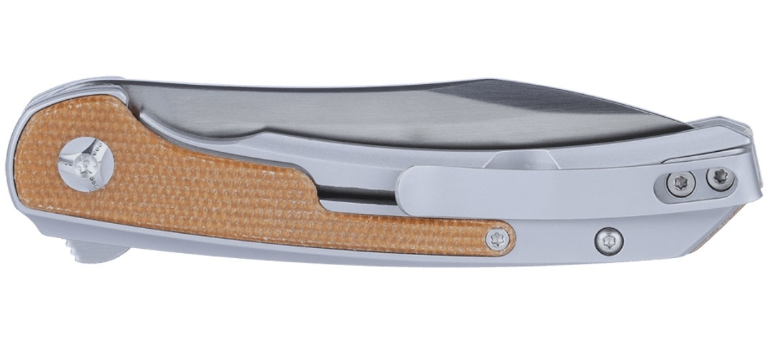 Nóż CRKT 6070 Padawan CECHY: Typ ostrza: Drop Point Stal: 14C28N Ostrze: Gładkie Wykończenie ostrza: Szczotkowanie Rękojeść: Stal nierdzewna z nakładkami Micarta WYMIARY: Długość ostrza: 76,4 mm Grubość ostrza: 3,1 mm Długość całkowita: 181 mm Długość po złożeniu: 105 mm Waga: 88 g Link do noża na stronie producenta: https://www.crkt.com/knife/padawan-folding-knife-with-frame-lock?sku=6070 - LifeGun.pl Nóż CRKT 6070 Padawan-3