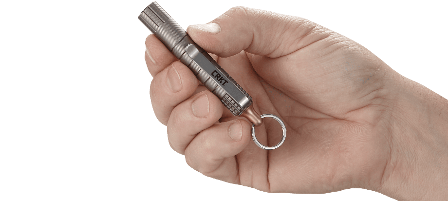 Kieszonkowe narzędzie Driver Tool CRKT 9912 Kieszonkowy Driver Tool to najbardziej kompaktowe narzędzie w dorobku projektanta Joe Wu. W pozornie niewielkiej komorze, która pełni rolę schowka, mieści się do czterech bitów i końcówek przeznaczonych do konserwacji noży. Dodatkowo sama komora jest na tyle pojemna że pozwala ona na przechowywanie drobnych przedmiotów codziennego użytku. Całość uzupełnia - LifeGun.pl Kieszonkowe narzędzie Driver Tool CRKT 9912-3