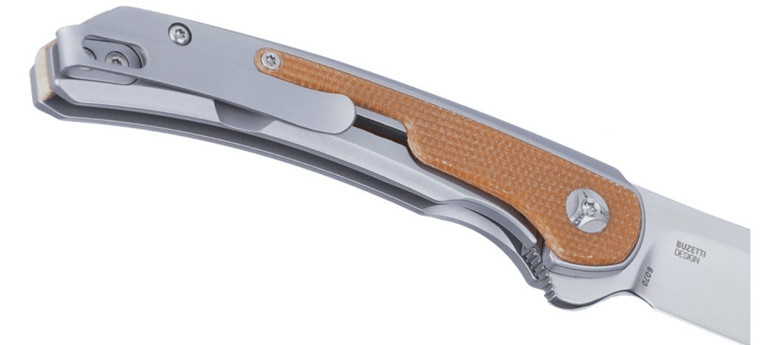 Nóż CRKT 6070 Padawan CECHY: Typ ostrza: Drop Point Stal: 14C28N Ostrze: Gładkie Wykończenie ostrza: Szczotkowanie Rękojeść: Stal nierdzewna z nakładkami Micarta WYMIARY: Długość ostrza: 76,4 mm Grubość ostrza: 3,1 mm Długość całkowita: 181 mm Długość po złożeniu: 105 mm Waga: 88 g Link do noża na stronie producenta: https://www.crkt.com/knife/padawan-folding-knife-with-frame-lock?sku=6070 - LifeGun.pl Nóż CRKT 6070 Padawan-5