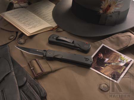 Ostrze ząbkowane: Nie | Kolor: Czarny | Opakowanie: Pudełko kartonowe | Waga (g): 164.5 | Rodzaj ostrza:: Razor-Sharp Cutting Edge, | Stal: AUS 8 | Wykończenie ostrza: Czarny mat | Długość po złożeniu (cm): 12.7 | Długość ostrza (cm): 9,8 | Twardość materiału ostrza::: 58-59 HRC | Projektant: James Williams | Długość całkowita (cm): 22,2 | Blokada ostrza: Locking Liner + AutoLAWKS | Grubość ostrza (cm): 0.38 | Rękojeść: Okładziny z Zytelu - LifeGun.pl Nóż CRKT 2903 Hissatsu Folder-11